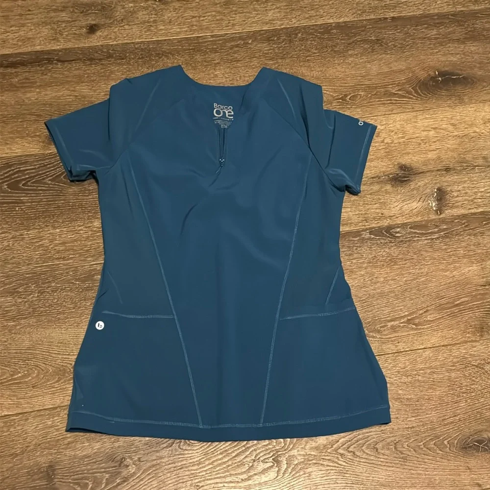 Barco one scrub top‎ small